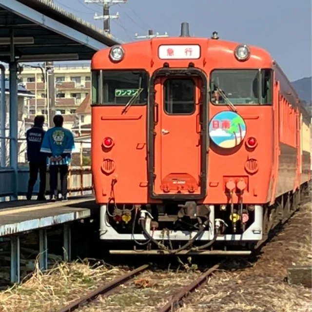 2月22日（土）急行日南が志布志駅に来ました(^^)/💛

当日は多くの方が見学や、撮影にお越しくださいました✨

その際の画像を是非、ご覧いただきたく思います(^^)/

画像１、２、3枚目は志布志駅にて撮影したものです♪

画像４、5枚目は志布志駅を出発後、福島今町駅で撮影したものです✨4枚目はナッシートレイン宮崎と並んでいます♪

画像6枚目は南郷～大堂津駅間の風景です♪

画像7、８枚目は大堂津駅にて撮影したものです♪

※画像3枚目以降は志布志駅が無人駅の頃、「志布志駅旅ノート」の管理をしておられた塚元様から頂いた画像です✨

#九州旅客鉄道株式会社
#JR九州
#JR九州宮崎支社
#JR九州鹿児島支社
#南九州DE超回復
#急行日南
#JR日南線
#JR志布志駅
#志布志駅旅ノート
#国鉄カラー
#国鉄時代の塗装を再現
#ナッシートレイン宮崎
#志布志市観光特産品協会
#志布志市総合観光案内所
#終着駅は始発駅
#JR日南線利用促進連絡協議会
#ありがとうJR九州さん